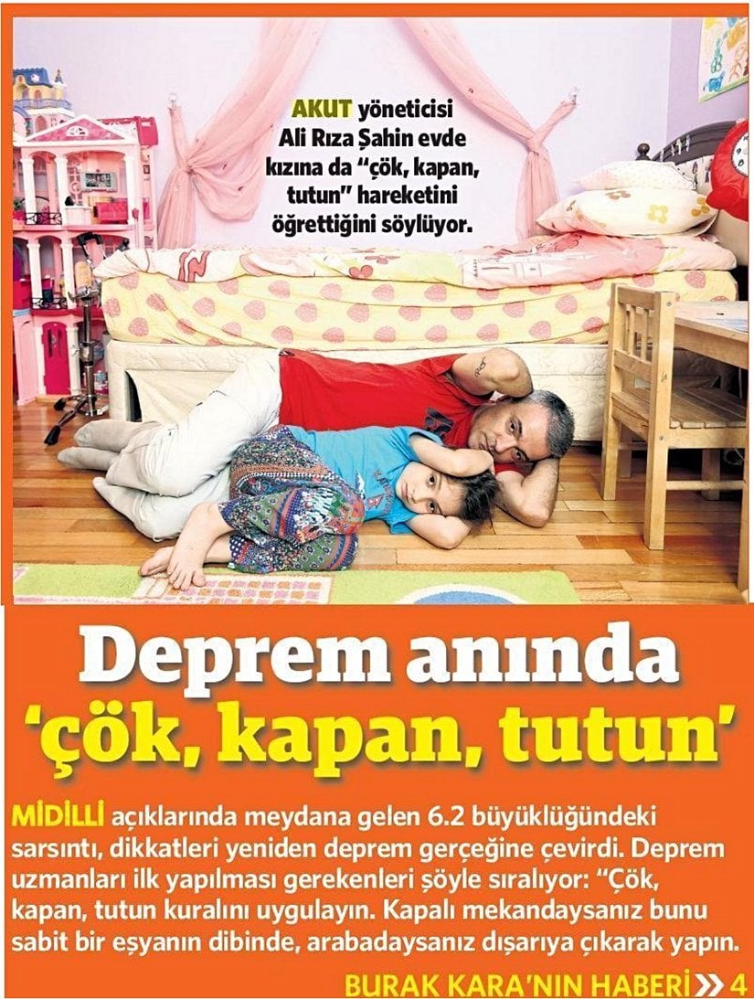 Vatan Gazetesi'nde 18.06.2017'de yayınlanan bu haberde, yataktan düşüldüğü gösteriliyor ve deprem sırasında arabanın dışına çıkılması telkin ediliyor. Her iki yöntem de, uluslararası ajanslarca reddedilmektedir.