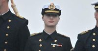 Los gestos de Leonor a su llegada a Valparaíso tras la publicación de las fotos en bikini: visiblemente seria y contenida