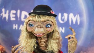 Heidi Klum Takes Halloween To New Heights With E.T. Costume