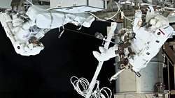 NASA Astronotları McClain ve Ayers, Başarılı Uzay Yürüyüşü Sonrası Uzay İstasyonuna Döndü.