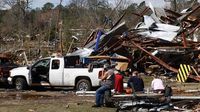 Severe weather clears after storms and wildfires killed at least 39 people
