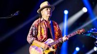 Carlos Santana postpones 2nd show after testing positive for COVID-19
