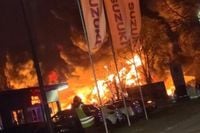 Großeinsatz in Ahlen: Außenlager eines Kunststoff-Herstellers brennt