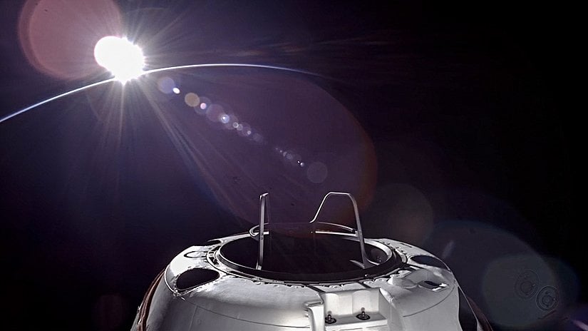 Polaris Dawn görevi esnasında, Crew Dragon'un açılır burun konisinde bulunan kamera ile çekilmiş çıkış kapağı ve Skywalker merdiveni fotoğrafı.