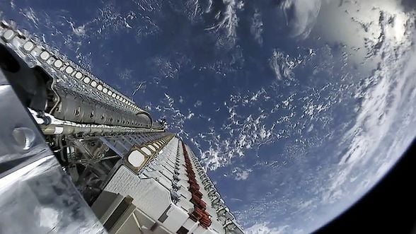 SpaceX Falcon 9 roketi ile yörüngeye yerleştirilmek üzere taşınan üst üste istiflenmiş 60 Starlink test uydusu.