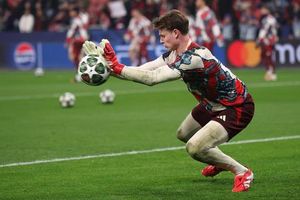 Bayern Munich's Goalkeeping Situation Faces Injury Challenges