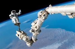 Astronotlar uzayda kütleçekim kuvvetinden etkileniyor mu?
