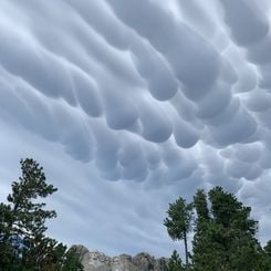 Rushmore Dağı Üzerinde Mammatus Bulutları