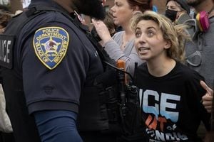 Illinois Lawmakers Pass Immigration Shield As DOJ Targets Protesters