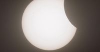 Partielle Sonnenfinsternis am 29. März: Was man über die speziellen Brillen wissen muss