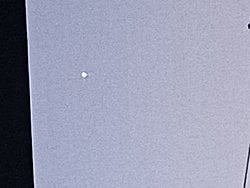 Gökyüzünde gördüğüm yıldız olduğunu tahmin ettiğim cismin ismini nasıl öğrenebilirim?