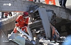 Depremde yıkılan bir apartmanda en üste ve en alt katta olan insanların çöken binadan, sağ çıkma ihtimalleri hakkında istatistik var mı?