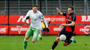 Feyenoord Secures Late Victory Over Almere City