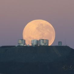 Paranal Moonset