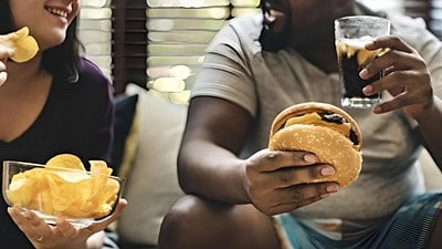 Obezite ve Karbonhidrat-İnsülin Modeli: Enerji Dengesi, Obezite Gelişiminde Ana Mekanizma Olmayabilir mi?