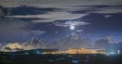 Sicilya Semalarında Dünya Işığıyla Aydınlanan Ay