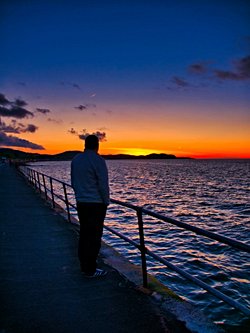 Mutlu olduğumuz şeylerin, mutlu olunabilecek şeyler olup olmadığını nerden anlarız? Bunu bize toplum mu dayattı, Yoksa zamanla gelişip değişti mi?