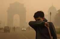 New Delhi Air Pollution Suffocates the Whole City After Diwali Celebrations, Air Quality Index Reaches Dangerous Heights - Travel And Tour World