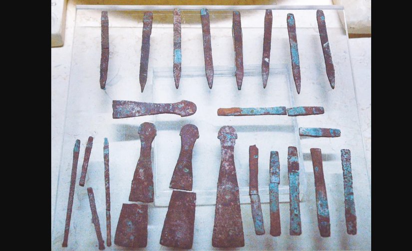 Sakkara'daki Altıncı Hanedanlık dönemine ait, muhtemelen cerrahi amaçlı kullanılmış olabilecek bir dizi alet ; şu anda Sakkara'daki İmhotep Müzesi'nde sergileniyor.