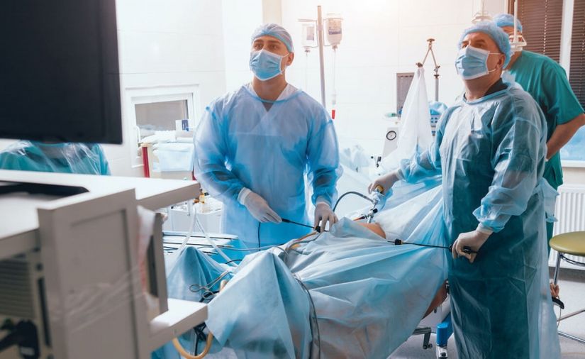 Ameliyat için standart yöntem kapalı (laparoskopik) tekniktir. Ameliyat genel anestezi altında yapılır. Ameliyat süresi 100-150 dakika arasındadır. Hastanede iki gün yatış gerekir. Karında iki tanesi 1 santimetrelik, üç tanesi yarım santimetrelik 5 adet minik kesi yapılır. Bu kesilerden küçülk kanüller sokulur. Kanüllerden birinden karın karbondioksitle şişirilip çubuk biçiminde bir teleskopik kamera sokularak karın içi görüntü tv monitörüne yansıtılır. Diğer kanüllerden farklı özelliklerde uçları olan çubuk şeklindeki cerrahi aletler girilerek işlem gerçekleştirilir. Ameliyat bir yeniden şekil verme ameliyatıdır. Organ veya dokulardan bir kısmının kesilip çıkartılması söz konusu değildir.