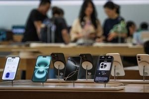 Apple Settles Siri Lawsuit, Customers May Claim Cash