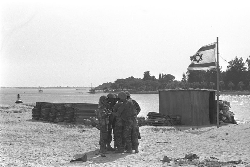 Süveyş Kanalı'nın doğu yakasında, İsmailiye'nin karşısında bulunan İsrail askerleri