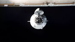 SpaceX Dragon, 2 Uzay Mekiği Yörünge Rekorunu Kırdı