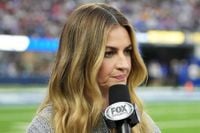 FOX Sports’ Erin Andrews trolled over viral fur jacket during 49ers-Eagles game