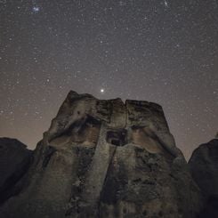 Taştan Aslanlar Üzerinde Mars, Ülker ve Andromeda