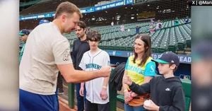 Cal Raleigh’s 60th Home Run Sparks Mariners’ Historic Night And Heartwarming Fan Moment