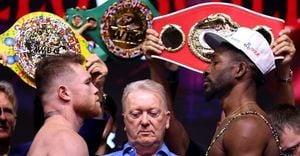 Canelo Alvarez Regains Undisputed Title With Victory Over Scull