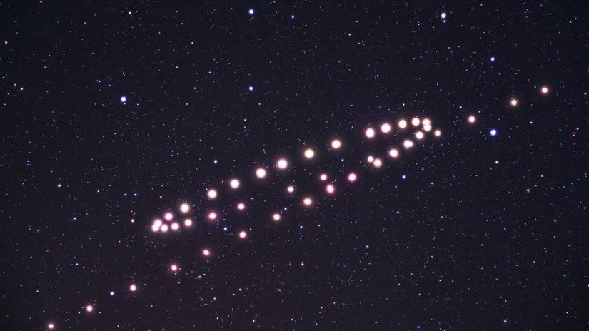 Gezegenler, Dünya'dan farklı yörünge hızlarına sahip olduğu için gökyüzünde zamanla ileri-geri şeklinde periyodik hareketler sergiler. Burada da Türk astrofotoğrafçı Tunç Tezelin çalışması olan, Mars'ın sergilediği retrograde hareketini görüyoruz. Merkür, Güneş'e çok yakın olduğu için bu şekilde fotoğrafları alınması çok zordur.