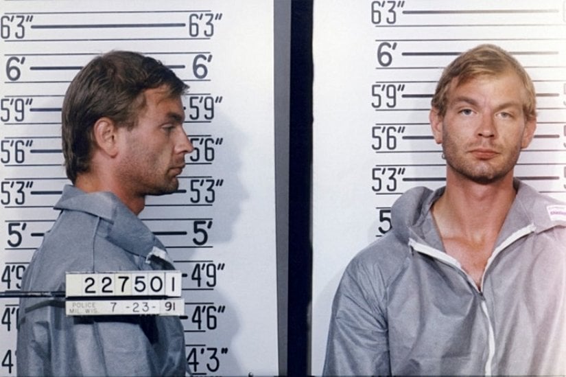 Cinayetler: 17 (Netflix Dizisi Çekilmiştir)    Suç psikolojisi ile ilgilenenlerin hâlâ ilgisini çeken Jeffrey Dahmer, en ilginç seri katillerden biri. Dahmer sadece cinayetle yetinmeyip nekrofili, yamyamlık ve işkence suçlarını da beraberinde işliyordu. Seri katiller denilince akla gelenin aksine Dahmer normal bir çocukluk geçirmişti. Ailesi bir aradaydı, durumları iyiydi ve kendisi de mutluyu. Fakat 15 yaşlarına doğru Jeffrey Dahmer’ın kişiliğinde bazı sorunlar boy göstermeye başladı.    Gittikçe içine kapanan ve asla sosyalleşmeyen Dahmer, ağır şekilde alkol kullanmaya da başlamıştı. Alkoliklik Dahmer’ın katıldığını her yerden atılmaya başlamasına neden oldu. Önce ünivesiteden derslere girmediği için atılan Dahmer, ardından orduya katıldı ve alkolik olduğu için buradan da atıldı. Florida’ya giden Dahmer burada bir hastanede çalışmaya başladı ama alkolikliği yüzünden yine atıldı.    1986 yılında ise bir erkek çocuğun önünde mastürbasyon yaptığı için tutuklandı. Bu sırada Dahmer korkunç cinayetlerini işliyordu. Zira Jeffrey Dahmer cinayet işlemeye 1978 yılında başlamıştı. Genellikle eşcinsel Afro-Amerikan erkekleri evine vakit geçirmek için davet eden Dahmer, bu bireyleri öldürdükten sonra onlara tecavüz etti, beğendiği yerlerini yedi ve kurbanlarının kafataslarını veya cinsel organlarını hatıra olarak sakladı.    Bu cinayetler ise 1991 yılında her hafta bir kişiye kadar çıkmıştı. Jeffrey Dahmer’ın yakalanışı ise son kurbanı Tracy Edwards sayesinde oldu. Dahmer’ın evinden öldürülmeden önce kaçmayı başaran Edwards, yola rastladığı polisler ile Jeffrey Dahmer’ın yakalanmasını sağladı. 17 cinayet işleyen ve 15 cinayetten yargılanan Dahmer, 957 yıl hapis cezasına çarptırıldı. Fakat henüz cezasının ikinci yılında kafasına demir çubukla vurularak hapishanede öldürüldü.