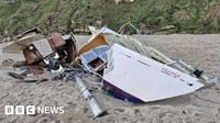 Stay away from Tynemouth boat wreckage, councillor pleads - BBC News