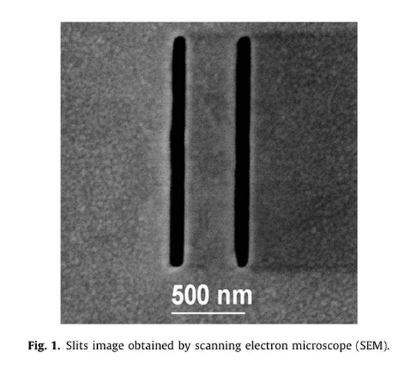elektron mikroskopu ile görüntülenmiş slit. slitlerin genişliği yaklaşık olarak 95 nm.