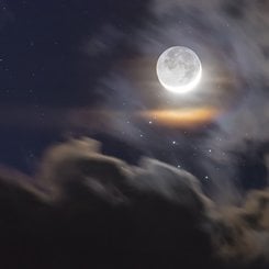 Genç Ay ve Kız Kardeş Yıldızlar