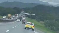Avião de pequeno porte faz pouso forçado em meio a carros e caminhões
