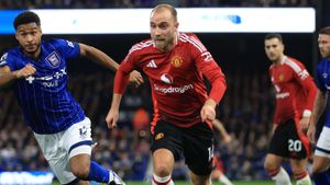 Manchester United Edges Ipswich Town 3-2 At Old Trafford