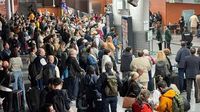 Transportes tras el apagón | Renfe intenta recolocar viajeros y suspende trenes; Rodalies empieza a recuperar servicio y Metro de Madrid abierto