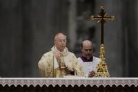 Cosa significa Habemus Papam e chi è il cardinale Mamberti che ha annunciato Leone XIV