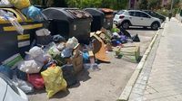 La huelga de basuras se mantiene en Madrid y el Ayuntamiento prepara contratos de emergencia con otras empresas para recoger los residuos el lunes