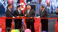 北朝鮮・平壌に1万戸のニュータウンが完成　竣工式で金正恩総書記がテープカット　キム・ジュエ氏とみられる女性も出席｜FNNプライムオンライン