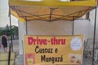 Dia do cuscuz: drive-thru no Recife vende até 50 potes por manhã e conquista quem não abre mão da tradição