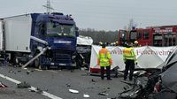 Unfall auf der A93 in Bayern: Lkw kracht in Gegenverkehr – zwei Tote