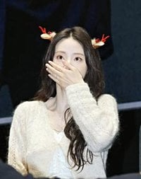[JP포토] 신시아, 크리스마스에 찾아온 ‘화이트 루돌프’… 반가운 마음에 놀란 눈빛까지 사랑스러워♥ 「영화 ‘오늘 밤, 세계에서 이 사랑이 사라진다 해도’ 무대인사」
