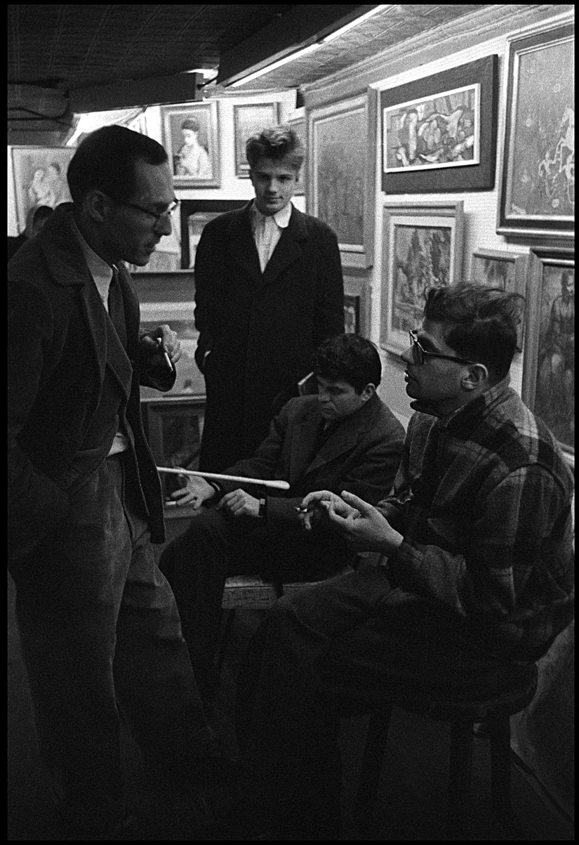 Allen Ginsberg ve Barney Rosset bir sanat galerisinde Gregory Corso ve şair Peter Orlovsky ile konuşurken
