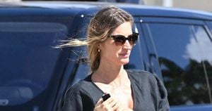 Gisele Bündchen Celebrates Pregnancy Joy