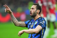 Inter Barcellona Calhanoglu ammonito da diffidato |  cosa succede in ottica finale