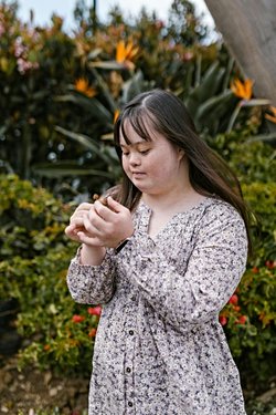 Sadece 1 kromozom neyi değiştiriyor da otizm veya down sendromlu bireyler meydana geliyor?