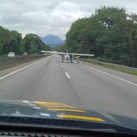 Avião faz pouso de emergência na BR-101 em Garuva e provoca interdição parcial da rodovia
